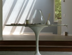 saarinen and vase